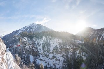 Spektakuläre Zugreise von St. Moritz nach Zermatt
