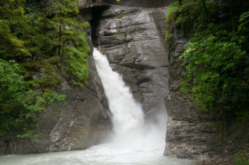 20'000 Liter Wasser fliessen pro Sekunde durch die Trümmelbachfälle