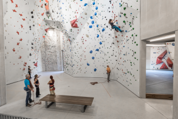 Klettern und Bouldern in der modernen Anlage in Chur