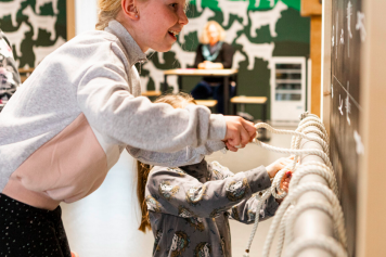 Kreativer Spiel- und Experimentierraum im alten Feuerwehrdepot in Saanen