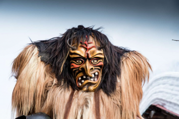 Begegnung der Karnevalstraditionen aus Evolène und dem Lötschental am 10. Februar 2024 in Wiler