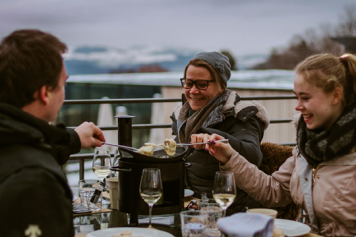 Schlemmen Sie ein leckeres Käsefondue bei Vollmond mit Blick auf Bern