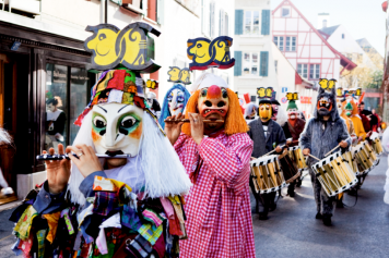 Tauchen Sie in die bunte Welt der Schweizer Fasnacht 2025 ein!