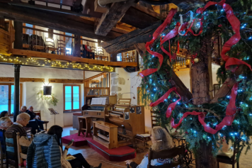 Geniessen Sie ein festliches Neujahrskonzert im Salon de Musique in Cormoret im Berner Jura am 1. Januar 2024