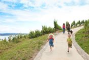 Vielfältige Wanderwege für Gross und Klein im Drei-Seen-Land Vielfältige Wanderwege für Gross und Klein im Drei-Seen-Land