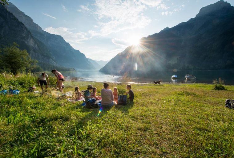 Klöntalersee in der Gemeinde Glarus - Sommer in der Schweiz.jpg Klöntalersee in der Gemeinde Glarus - Sommer in der Schweiz.jpg
